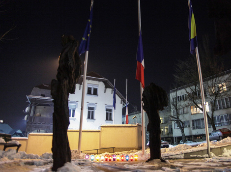 Svijeće ispred Ambasade Francuske u Sarajevu (Foto: Klix.ba)