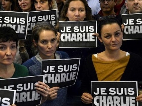 Novinari iz cijelog svijeta fotografiraju se s natpisom "Ja sam Charlie" (Foto: AFP)