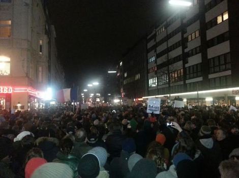 Protesti u Dusseldorfu protiv antiislamista (Foto: Čitatelj/Klix.ba)