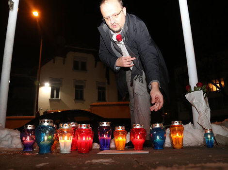 Mirnes Kovač ispred Ambasade Francuske: Odavanje počasti žrtvama Charlie Hebdoa