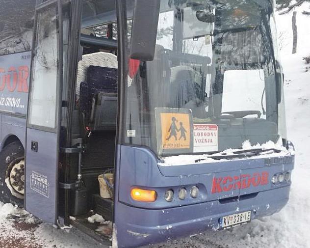 Autobus u kojem su se vozila djeca (Foto: Blic.rs)