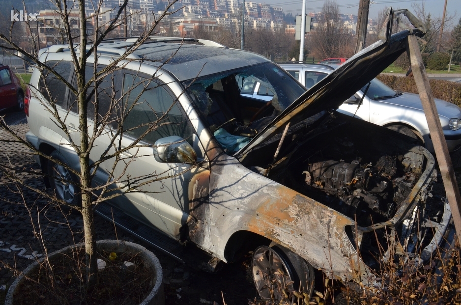 Zapaljeni Lexus direktora FDS-a (Foto: Arhiv/Klix.ba)