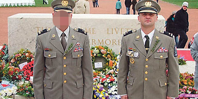 Krunoslav Borić u vojnoj uniformi (desno)