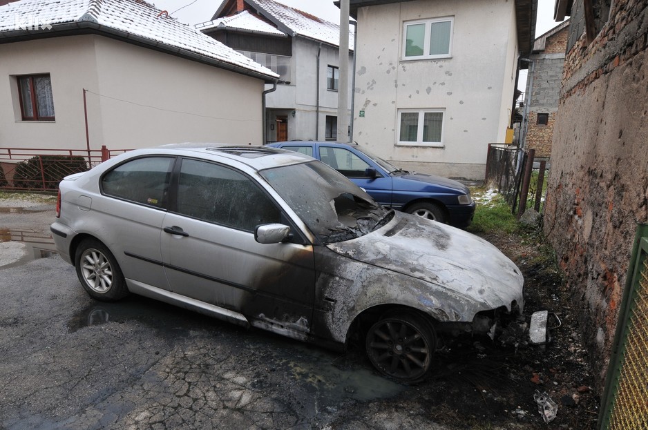 Zapaljeni BMW u Ilirskoj ulici u Butmiru (Foto: Nedim Grabovica/Klix.ba)