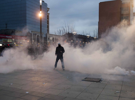 Neredi na protestu u Prištini: Policija ponovo suzavcem rastjeruje demonstrante