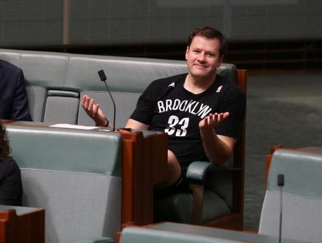 Ed Husić na sjednici Parlamenta Australije u dresu Netsa