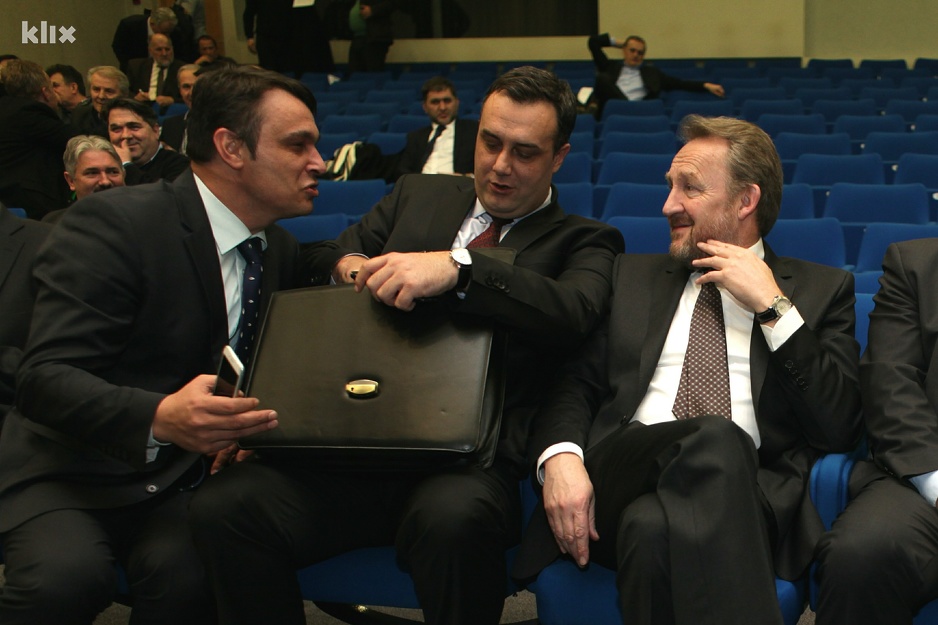 Sadik Ahmetović, Asim Sarajlić i Bakir Izetbegović (Foto: Edin Hadžihasić/Klix.ba)