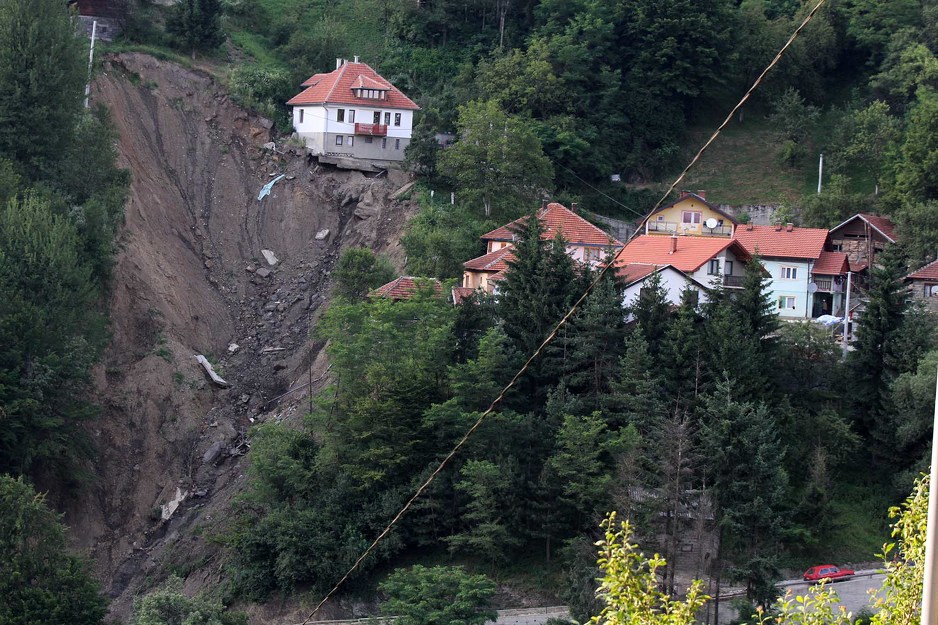 Kuća na klizištu (Foto: Arhiv/FENA)