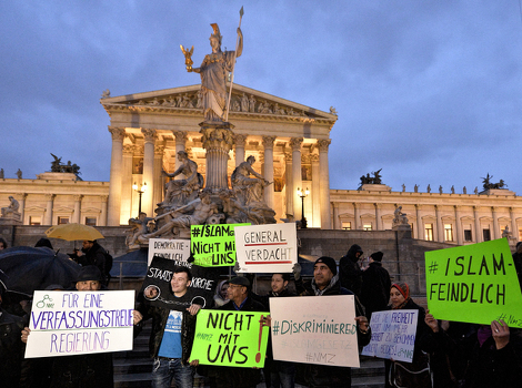 Protest pred zgradom Parlamenta u Beču protiv novog zakona (Foto: EPA)