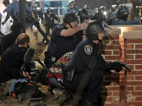 Akcija policija nakon ranjavanja njihovih kolega (Foto: Twitter)