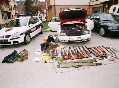 Automobil i pronađeno oružje (Foto: MUP KS)