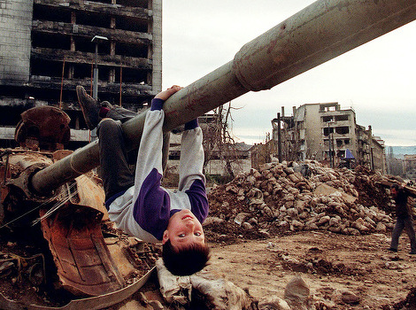 Djeca u igri tokom rata u BiH (Foto: AFP)