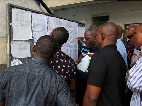 Birači provjeravaju spisak birača (Foto: EPA)