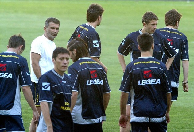 Baka Slišković sa reprezentativcima BiH 2005. godine (Foto; AFP)