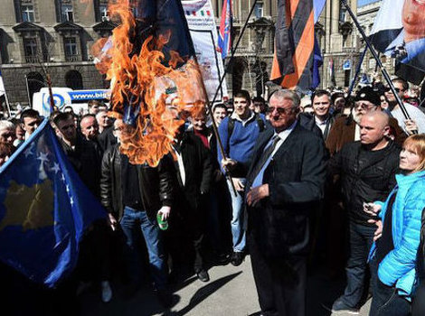Šešelj sa zapaljenom zastavom (Foto: AFP)
