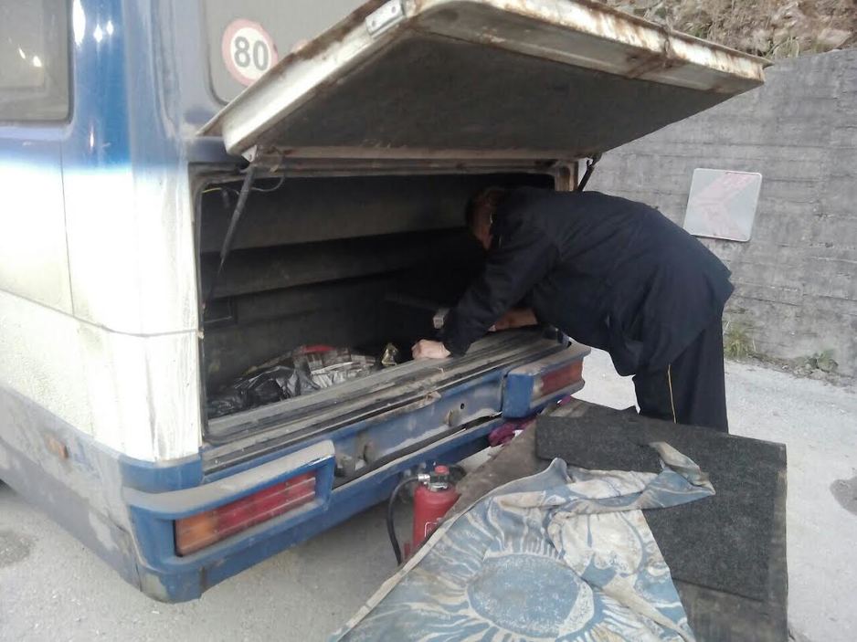 Cigarete otkrivene ispod patosa prtljažnika autobusa. (Foto: UIO BiH)