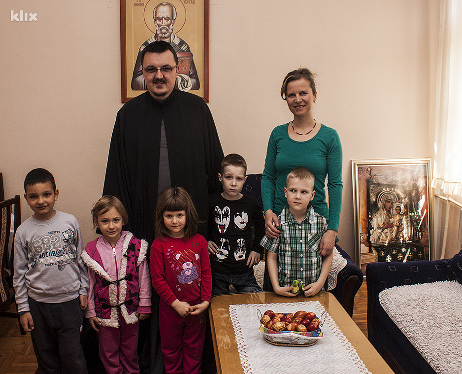 Marko Maleš sa porodicom i prijateljima njegove djece (Foto: Elmedin Mehić/Klix.ba)