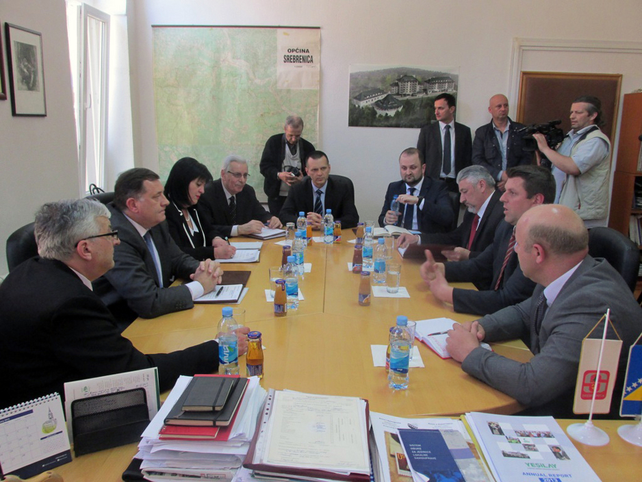 Dodik sa rukovodstvom Općine Srebrenica (Foto: SRNA)