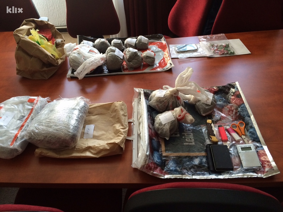 Zaplijenjeno 3, 6 kg droge (Foto: Klix.ba)