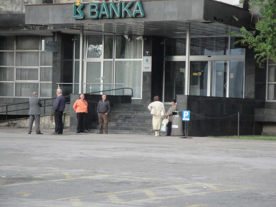 Penzioneri u Zenici od ranih jutarnjih sati čekaju na isplatu penzija (Foto: Čitatelj/Klix.ba)