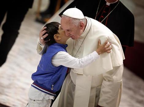 Papa Franjo grli dječaka (Foto: EPA)