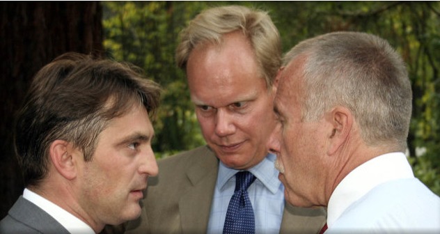 Matthew Rycroft (u sredini)