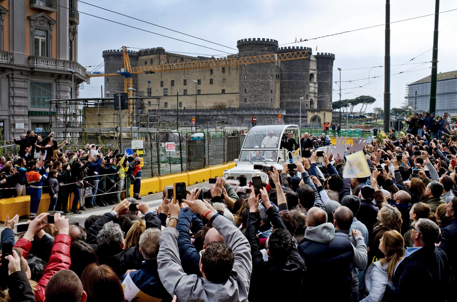Papa Franjo u Napulju (Foto: EPA)