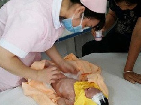 Pružanje medicinske pomoći mališanu nakon njegovog vađenja iz groba (Foto: CNN)