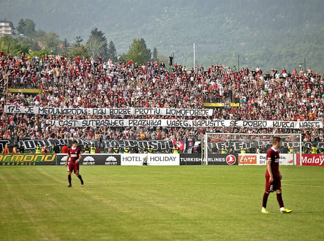 Sporni transparent navijača FK Sarajevo (Foto: Edin Hadžihasić/Klix.ba)