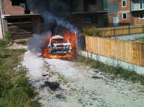Zapaljeni Volkswagen Passat (Foto: Čitatelj/Klix.ba)