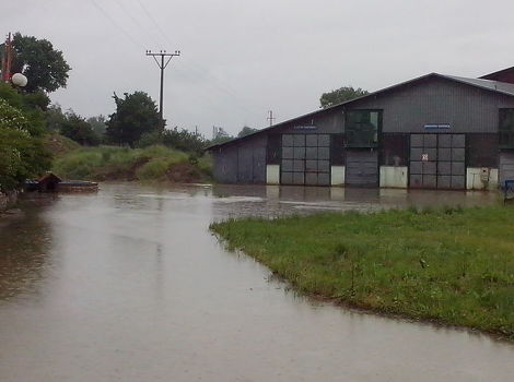 Poplavljen prostor firme Seming u Gračanici