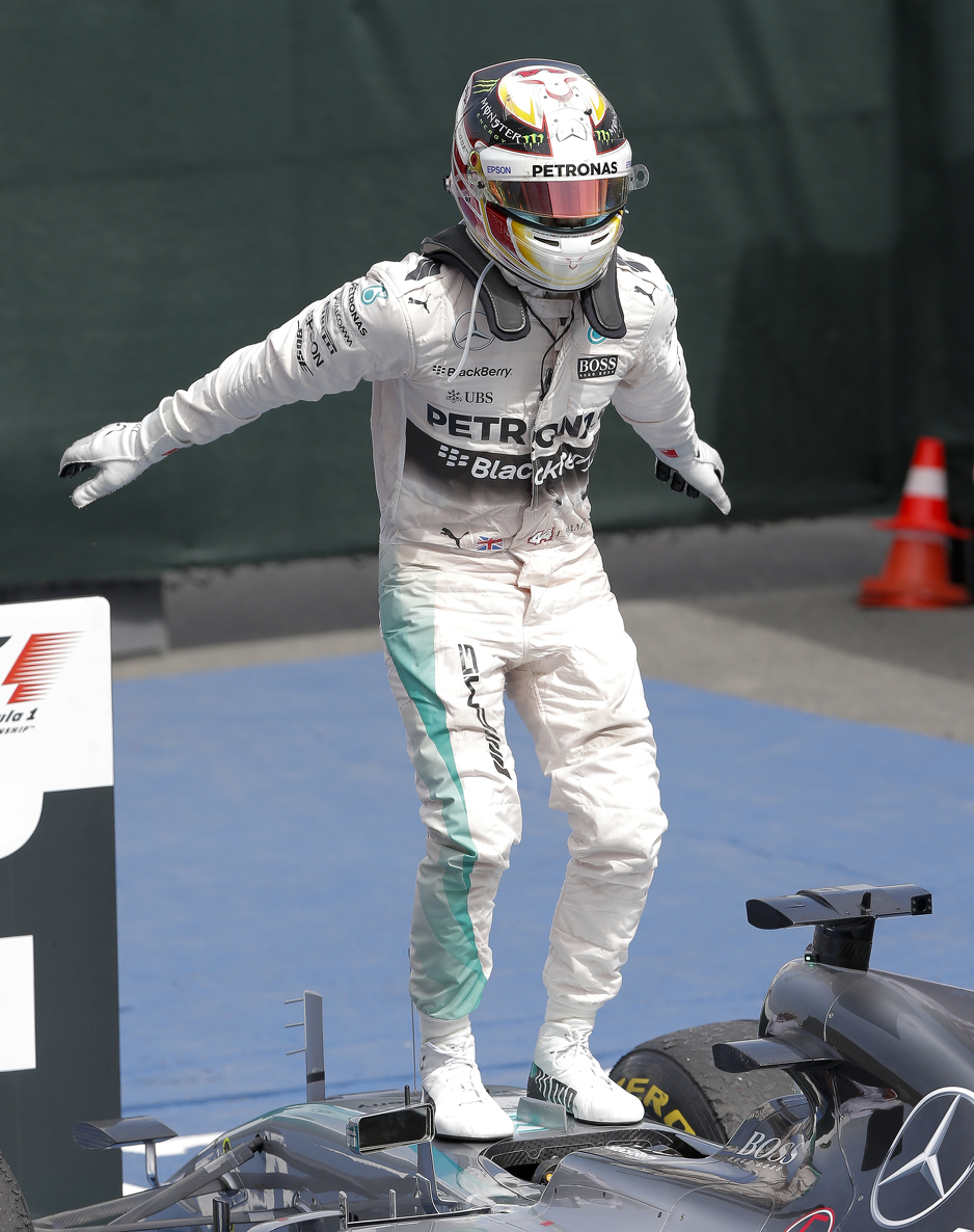 Lewis Hamilton slavi pobjedu na VN Kanade (Foto: EPA)