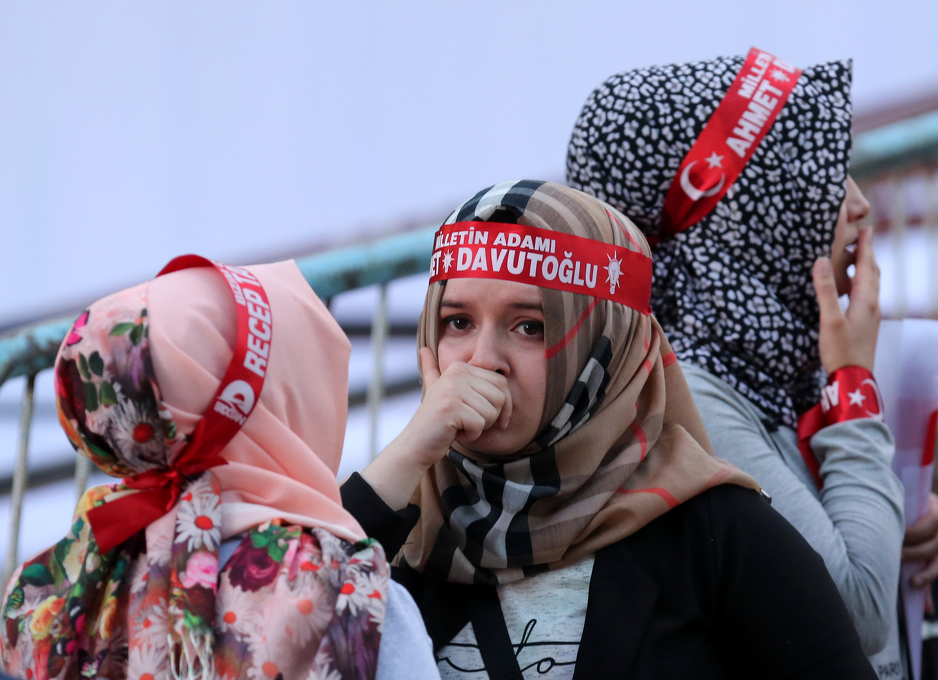 Šok na licima pristalica AKP (Foto: EPA)