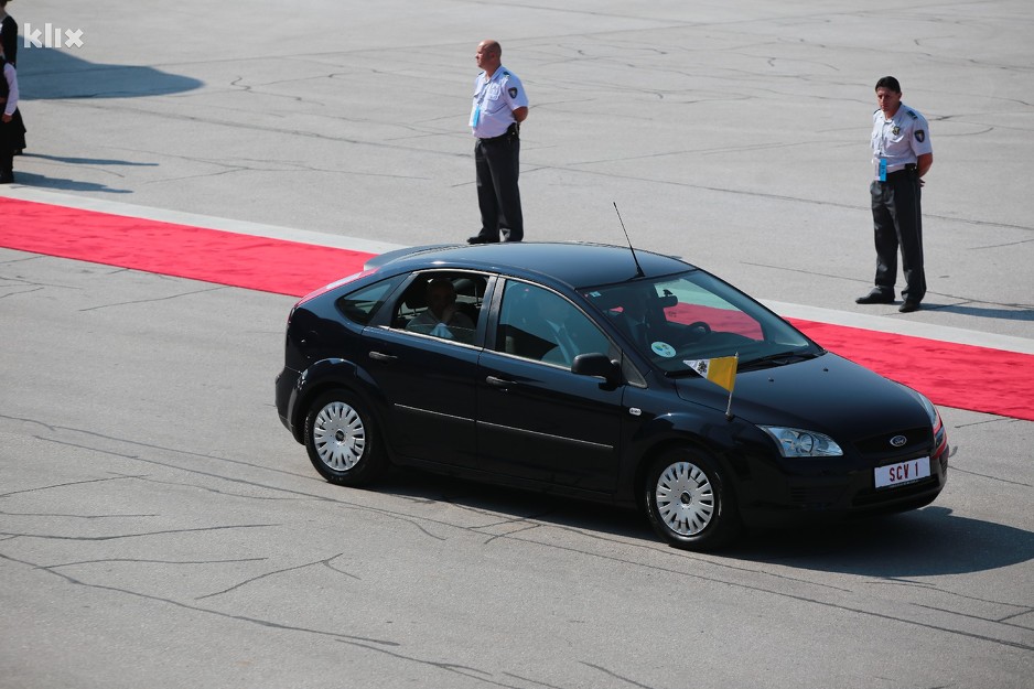 Papa Franjo u Fordu Focusu na Sarajevskom aerodromu (Foto: Feđa Krvavac/Klix.ba)