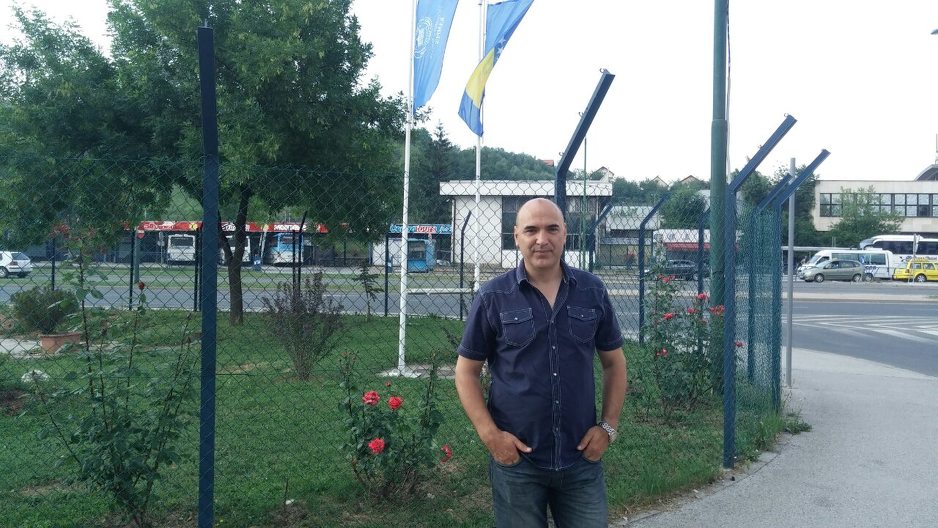Azem Dervišević u krugu bivše kasarne Maršal Tito