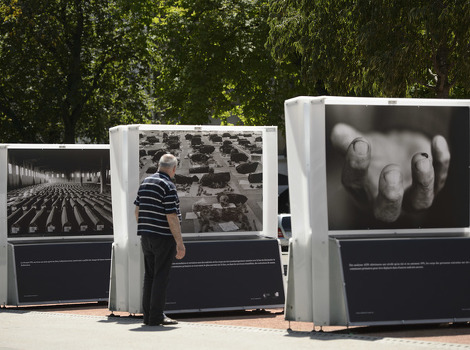 Radovi Tarika Samaraha o Srebrenici u Ženevi (Foto: EPA)