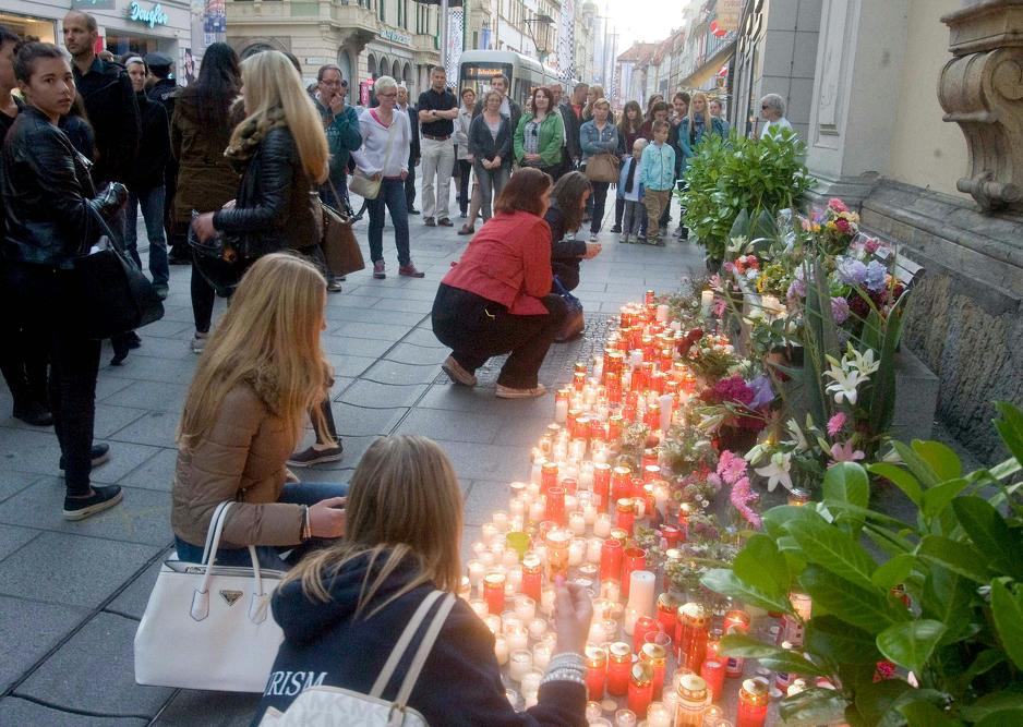 Komemoracija u ulici u kojoj se desila tragedija (Foto: EPA)