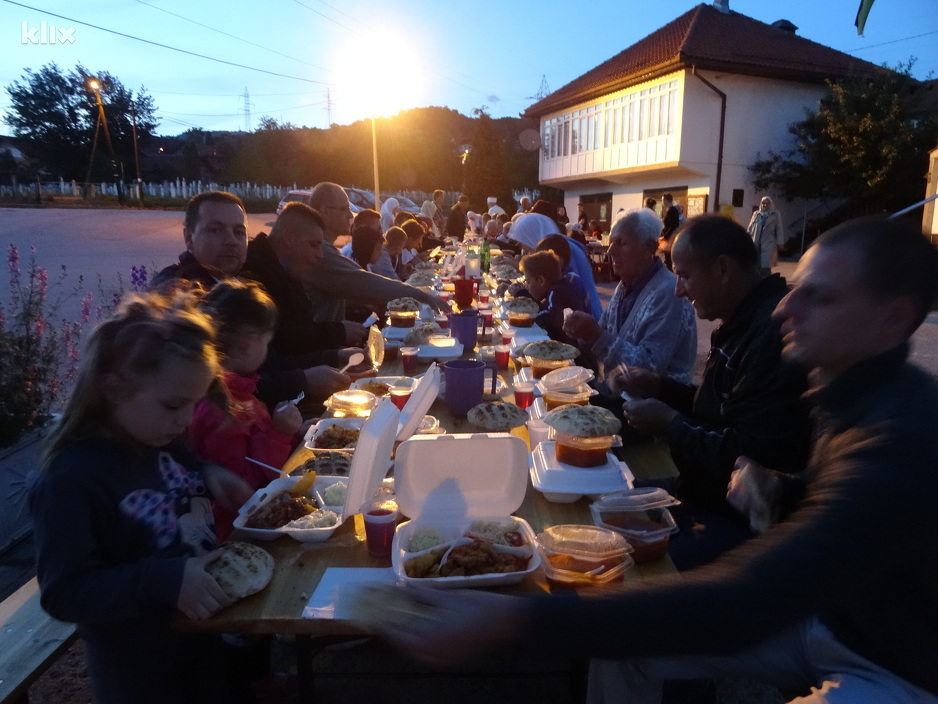 Detalj sa zajedničkog iftara u Peharama (Foto: Klix.ba)