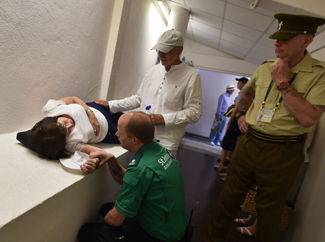 Pružanje medicinske pomoći posjetiteljki (Foto: EPA)