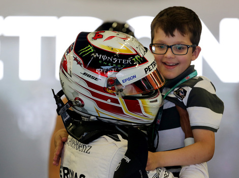 Lewis Hamilton i maleni navijač (Foto: EPA)