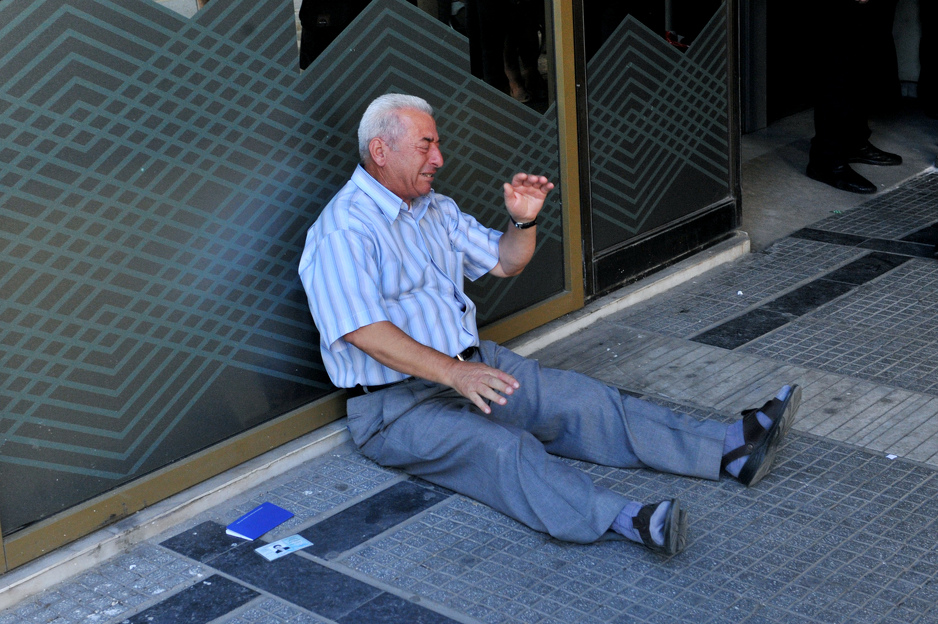 Grčki penzioner Giorgos Chatzifotiadis ispred banke (Foto: AFP)