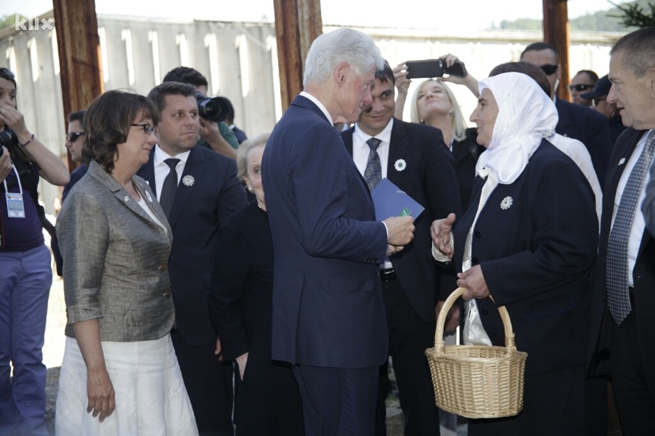 Bill Clinton s Majkama Srebrenice (Foto: Davorin Sekulić/Klix.ba)