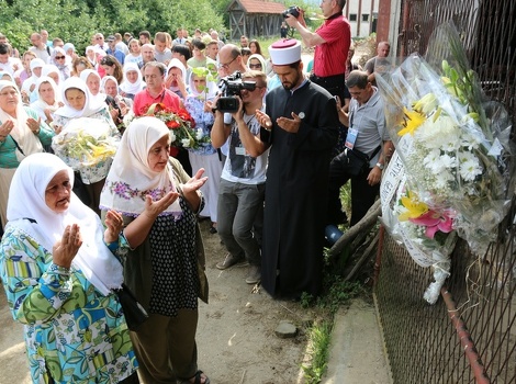 Srebreničke majke polažu cvijeće u Kravici (Foto:Davorin Sekulić/Klix.ba)