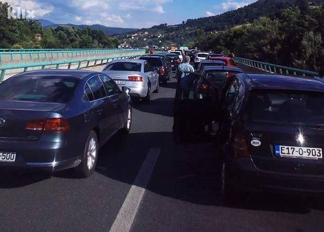 Kilometarske kolone na ulazu u Sarajevo (Foto: Čitatelj/Klix.ba)