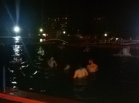 Noćno kupanje (Foto: Zenički bazeni)