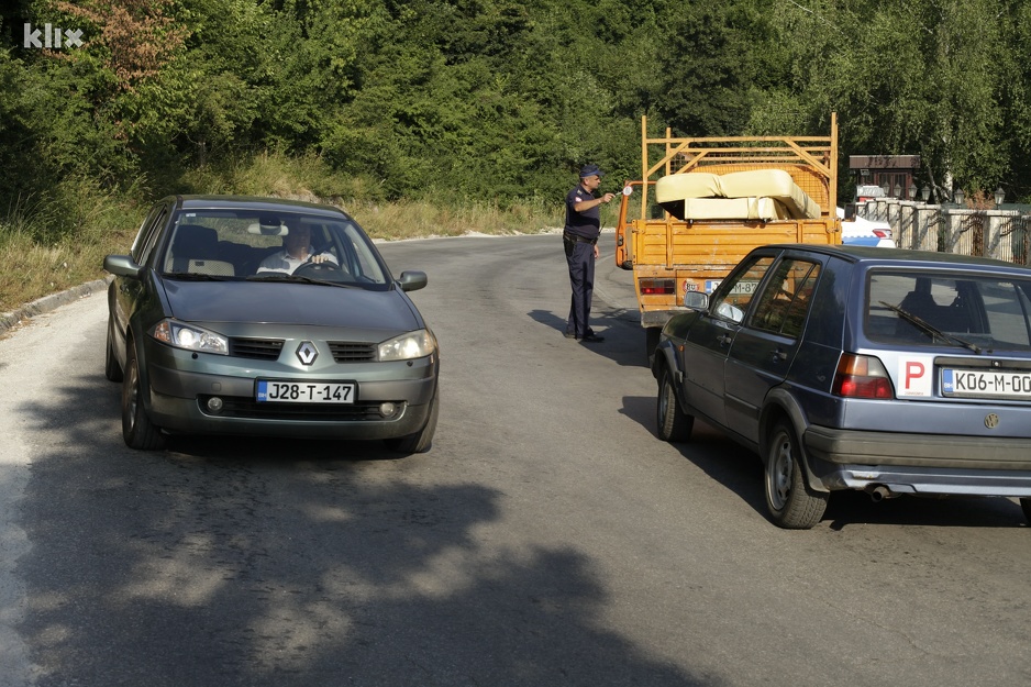Policija preusmjerava saobraćaj (Foto: Edin Hadžihasić/Klix.ba)