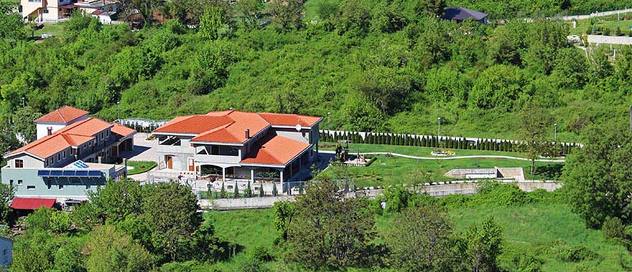 Obiteljska vila bračnog para Dragana i Bernadice Čović se nalazi u Mostaru. Dio zemljišta su dobili na poklon od Blage Prskala, Bernadicinog oca. (Foto: CIN)