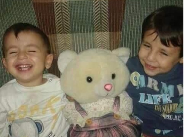Aylan (lijevo) sa bratom Galipom