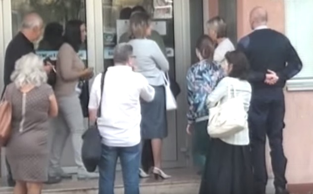Radnici pred zaključanom zgradom Općine Živinice (Foto: Screenshot)