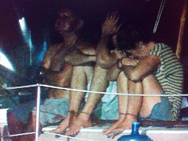 Na fotografiji se vidi kako su napadači taocima vezali noge. (Foto: Amaterski snimci)